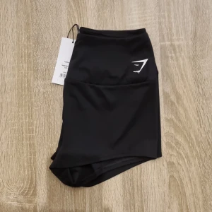 Shorts gymshark  - Korta shorts från gymshark. Helt oanvända med lappar kvar. Glömde retruenera i tid. 