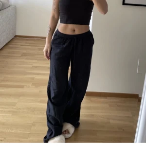 Linnebyxor  - (Lånad bild!!) Svarta linnebyxor från H&M, fint skick! Knappt använda alls. Fler bilder kommer!🥰