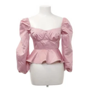 Rosa blus  - En silkig blus med snörning och vackra detaljer 