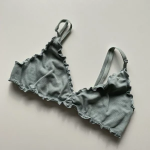 Bikini  - Säljer en jätte fin bikini top från pull and bear som jag älskar men tyvär har växt ur 💕den är i jätte fint skick 💕