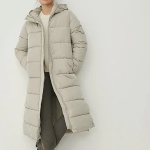 Long Padded Jacket - Ny med lappar på Claire Rose x NA-KD, Beige  Modell på bild är 173 cm när 36 = S