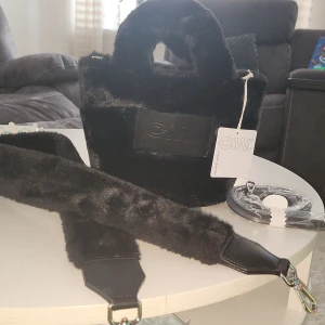 Väska Carin Wester - Helt ny CW päls väska med axel rem och en  extra pälsig rem.