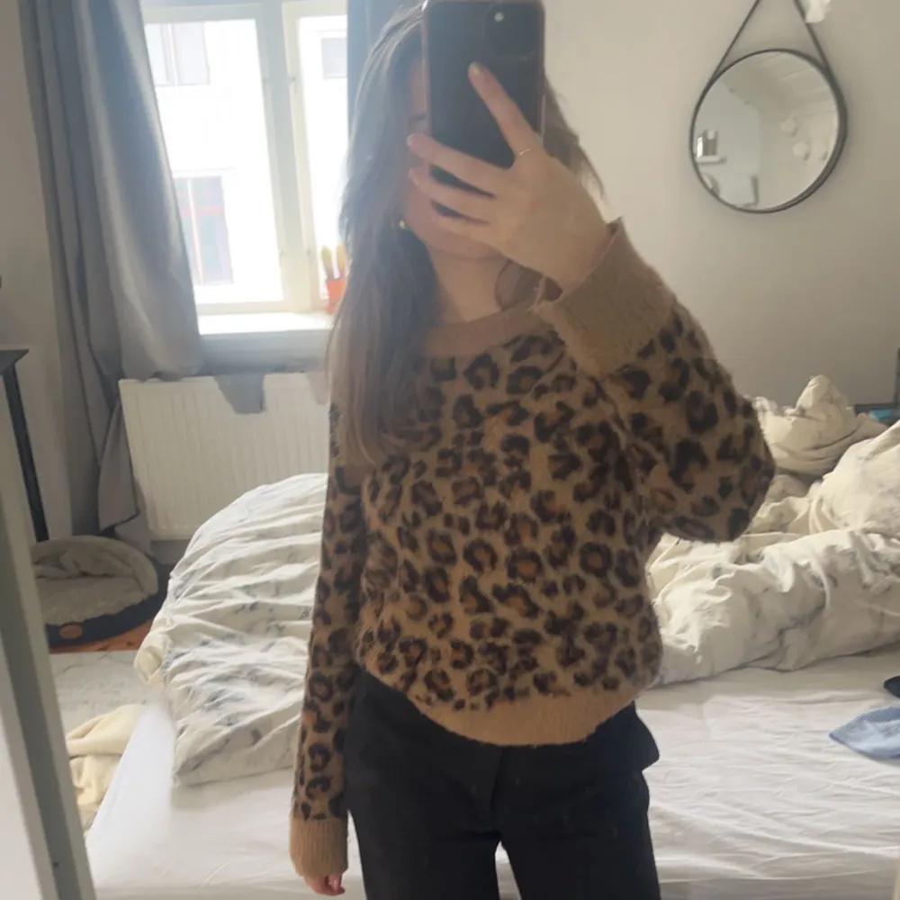 Säljer en super fin stickad leopard tröja!! Inga defekter alls och sitter jättebra❤️❤️. Tröjor & Koftor.