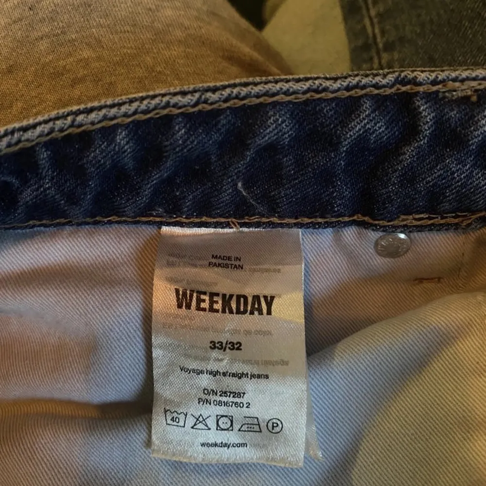 Mörkblå weekday jeans som är modellen voyage high straight jeans och är knappt använda. Nypris 699kr. Jeans & Byxor.