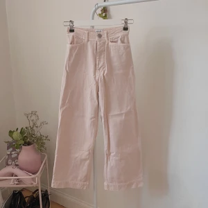 babyrosa jeans från BDG - ett par högmidjade babyrosa jeans från BDG/Urban Outfitters! skitsnygga och passar så bra till våren och sommaren, vill inte sälja men de har blivit för små för mig 💔