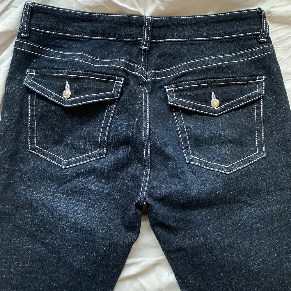 Jättesnygga flated lågmidjade jeans i true religion stil från topshop, använt en gång. Jeans & Byxor.
