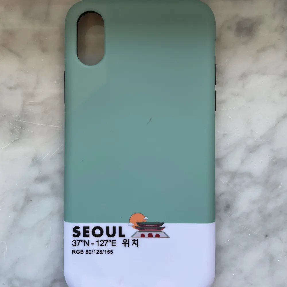 Jättefint grönt ish pastell färgat mobilskal med coolt tryck av Seoul! Skalet har även två ”lager” vilket gör det extra tåligt. Helt i nyskick då det aldrig har använts pga att jag råkade köpa fel modell. Köpt på hemsidan ”caseismylife” för 500kr. . Accessoarer.