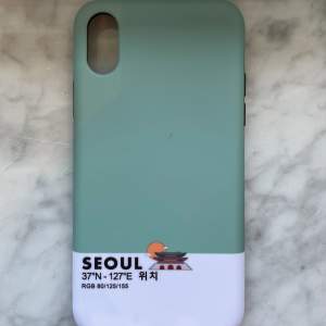 Jättefint grönt ish pastell färgat mobilskal med coolt tryck av Seoul! Skalet har även två ”lager” vilket gör det extra tåligt. Helt i nyskick då det aldrig har använts pga att jag råkade köpa fel modell. Köpt på hemsidan ”caseismylife” för 500kr. 