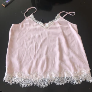 spetslinne  - sparsamt använt, spetsen har lossnat lite nertill (se bild 2) men ska lätt gå att sy fast igen, jättesöt men för liten för mig över bysten