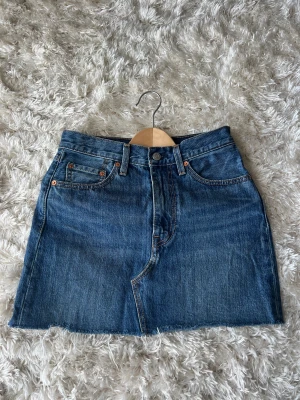 Säljer denna Levis kjol  - Säljer denna Levis kjol den är för liten för mig därför säljer jag den.  jag är 162 