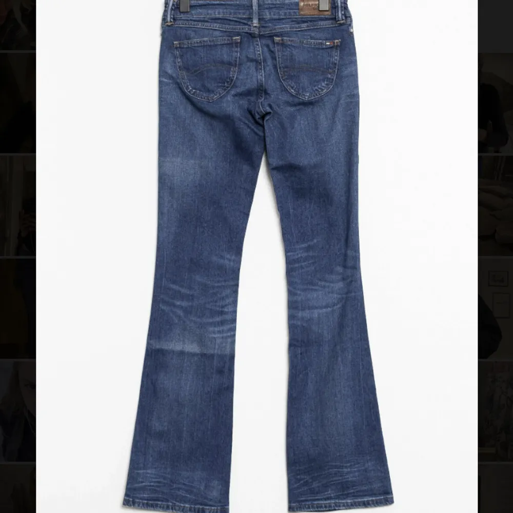 supersöta lågmidjade jeans, de är i bra skick. Midjemåttet rakt över byxorna är ca 37 cm. På mig som är 170 cm går de ner till några cm ovanför marken! Köp gärna med ”Köp nu” knappen, och hör av dig för fler frågor❣️❣️. Jeans & Byxor.
