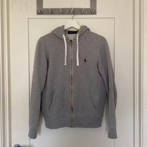 Ralph Lauren zip hoodie - Fin Ralph Lauren zip hoodie som har blivit för liten så vill bli av med den. Skriv om du vill se fler bilder eller undra något.