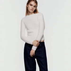 zara topp - en tunnare stickad tröja från zara,  köpte för 359 och bara använt en gång, storlek S