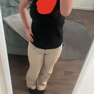 Jeans  - Beige jeans! Säljer eftersom de är för små i midjan! Jättesöta och fina, hade gärna behållt den själv om det inte vore för passformen. Kontakta vid frågor! Använda ca 5-10 gånger. Skick: 8/10. (PRIS KAN DISKUTERAS) 