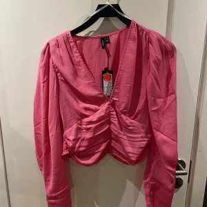 Topp från Vero Moda - Oanvänd topp, från Vero Moda. Tajt vid bysten för mig som är en m/l vanligtvis i toppar