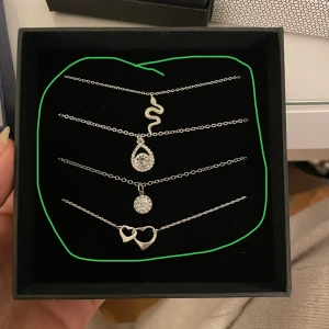 Halsband - Köp av fler smycken prioriteras. Skick varierar så fråga gärna efter bild eller mer info. Priser: kan diskuteras vid större köp men på ett ungefär. GRÖN: 15kr RÖD: 20kr Har fler annonser med smycken, kolla gärna❤️‍🩹
