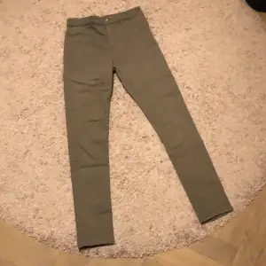 Hej! Säljer nu dessa jeans pgå att de aldrig blir andvända. Skicket är 9.5/10 och de är som nya. De är  skinnyjeans och är storleken är 158.