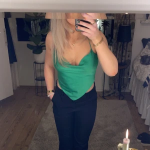 Grön fest topp - Fin grön fest/sommar topp från Gina Tricot! Man knyter den i ryggen. Säljer då den inte kommer till användning💓