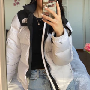 NORTH FACE - Snyggaste jackan, som tyvärr blivit alldes för liten för min smak Har tagit hand om jackan väll så den är i ett väldigt bra Skick❤️den är varm o super skön och är värd att ha eftersom den kan kombineras med precis allt 🌶️😮‍💨