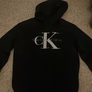 Calvin klein - Säljer nu min Calvin klein hoodie pga att jag inte har någon användning för den, storlek S