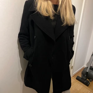 Zara kappa - Svart mellanlång kappa ifrån Zara🖤 super fin till våren🌼 Priset kan diskuteras 🫶🏼