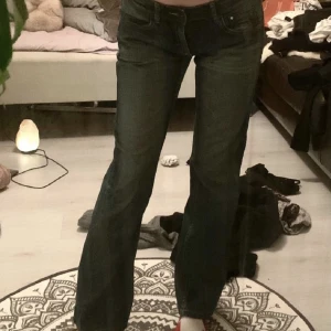 Lågmidjade jeans - Lågmidjade bootcut jeans! Personen på bilden är ungefär 163cm lång så passar någon i ungefär samma längd.  Färgen på jeansen syns bäst på andra och tredje bilden. 💓