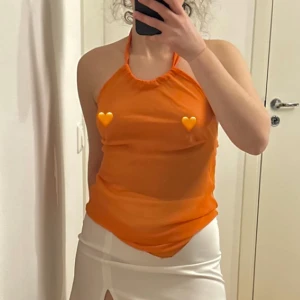Spetstoppar - Orange Sheer top 🧡halterneckdesign med en knytbar stängning. 