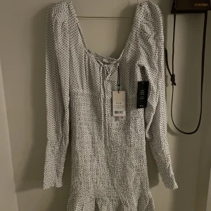 Klänning - Ny med lappar kvar