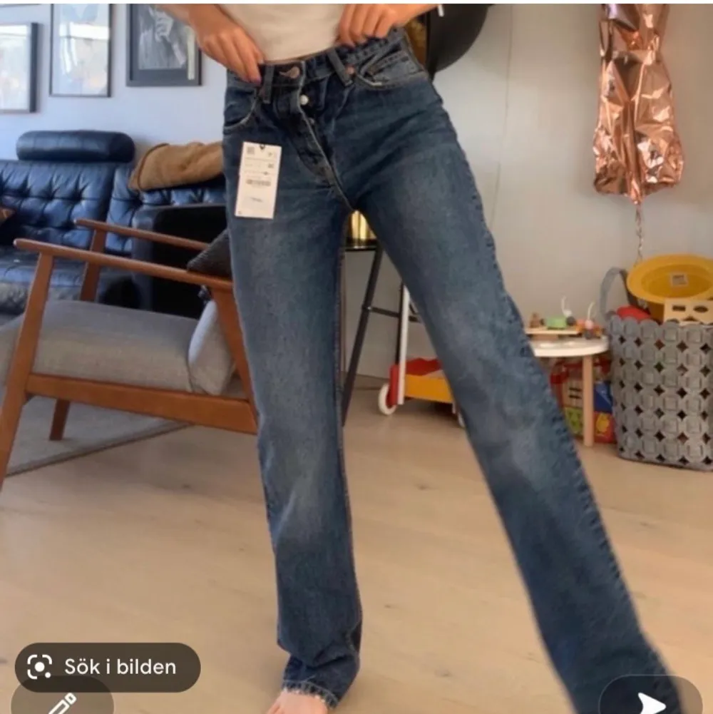 Säljer mina nästan oanvända jeans från zara!! Super fina mid waist straight jeans💕 250 exklusive frakt💕sista bilden är lånad . Jeans & Byxor.