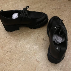 Skor av märket RAID - Helt nya, oanvända, säljer då dom va för små Storlek 38 Innermått 24cm