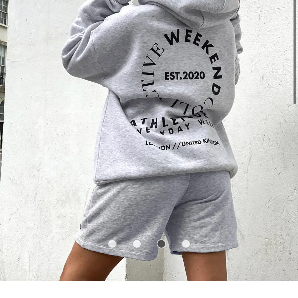 Säljer denna slutsålda hoodie ifrån Asos. (bilder tagna från deras hemsida). Den är oversize och väldigt skön. Skickar fler bilder vid önskemål☺️. Hoodies.
