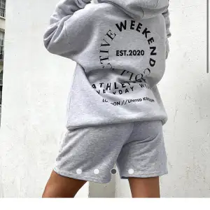 Säljer denna slutsålda hoodie ifrån Asos. (bilder tagna från deras hemsida). Den är oversize och väldigt skön. Skickar fler bilder vid önskemål☺️