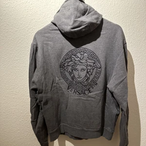 Versace  - Använd fåtalgånger storlek 3 Motsvar storlek M   Köpt på Versace i London 2399kr 