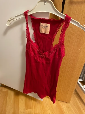 Linne från Abercrombie and Fitch  - Jättefint linne från Abercrombie and Fitch. Storlek S. Använt en gång. ❣️