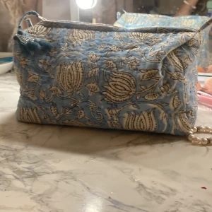 Nesesär  - Säljer denna Nesser som köptes i Skåne i februari, fick av farmor när hon hälsade på här i Sthlm! Jätte fin och inga defekter, får plats med otroligt mycket