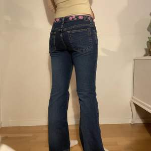 Supersöta jeans med blommor på, i väldigt gott skick🐷 Midjemått:76 cm  Längd:98 cm Innerbensmått:72 cm
