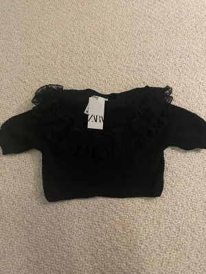 Volang tröja  - En väldigt fin tröja med söta volanger, inte använd bara provad så toppen skick precis  nyköpt!!  Men  tyvärr  lite stor för mig ❤️nypris 349 kr men bra budning så kan man köpa den för 280 kr 