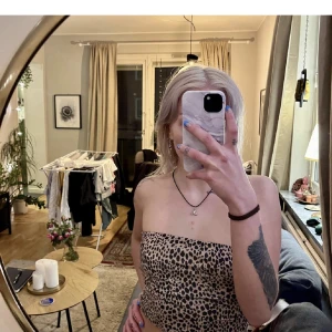 Leopardtopp - Snygg topp från Chiquelle i strl s. Har inte använts på länge och sparsamt förut så den är i bra skick. 💕