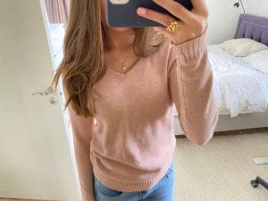 Rosa stickad tröja - Gullig och jättejätteskön rosa vringad stickad tröja. Använd endast 3 gånger och är helt ny. Den är stretchig och passar mig perfekt som är S💓