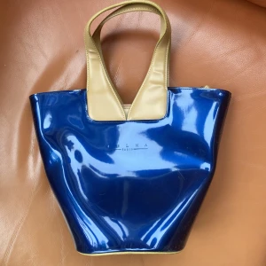 Väska Julma Paris - Jättefin blå väska från Julma Paris!