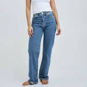 Säljer dessa jeans från bikbok då som inte passar längre. Dom är långa på mig som är 173💗i toppskick, hör av dig vid frågor. Nypris 600kr. Köparen står för frakten!  TRYCK INTE KÖP DIREKT 