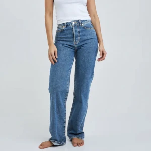 Mid Waits jeans - Säljer dessa jeans från bikbok då som inte passar längre. Dom är långa på mig som är 173💗i toppskick, hör av dig vid frågor. Nypris 600kr. Köparen står för frakten!  TRYCK INTE KÖP DIREKT 