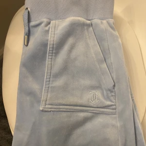 Juicy couture byxor  - Ett par juicy byxor i färgen powder blue! De lär uppsydda ett par centimeter längst ner. De är storlek xs och passar mig som är 166! Nypris: 1100kr, säljer för minst 800kr! Skriv för fler bilder💘