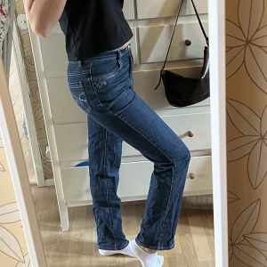 Jeans med glitterdetaljer - Dessa jeans är jättesöta och lite Y2k med lägre passform och de glittriga detaljerna. Sista bilden är hur bakfickan ser ut. Så söta men lite korta på mig som är 178 så säljer dem! Lite stretchigare material👍