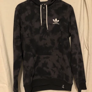 Adidas hoodie - Bra skick 