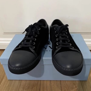 Lanvin sneakers - Tjena! Säljer nu dessa riktigt feta Lanvins i nyskick. Allting tillkommer dvs box, extra snören och dustbags. De är i storlek 8 vilket motsvarar ungefär 41-42. Finns flera bilder i DM om ni är intresserade. Priset kan diskuteras! 