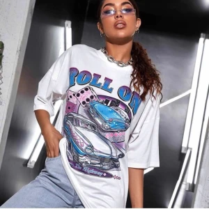 Shein tshirt - En sipersnygg grapic tshirt från shein😍köptes för 100kr men säljer för 60kr, i Xs men den är lite ovrersized, möts även upp i sthlm😍