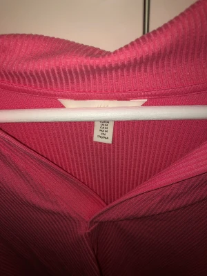 Rosa tröja HM - Säljer rosa tröja hm. 