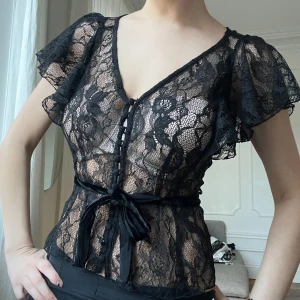 Spets topp  - Storlek: passar S och M. möts i stockholm eller fraktar. meddela mig endast om du vill köpa :)