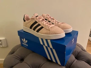 Adidas Campus original  - Säljer ett par Adidas Campus original som är rosa. Dom är knappt använda och dom som är i storlek 41. Skicket på skorna är 9/10. Om du har någon fråga så är det att bara skriva till mig. Priset kan diskuteras vid snabb affär.